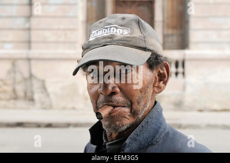 Mann, eine Zigarre rauchend, Porträt, Centro Habana, Havana, Ciudad De La Habana, Kuba Stockfoto