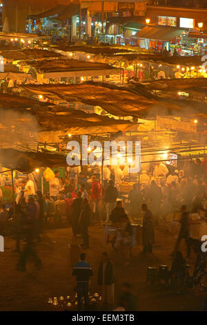 Djemaa el-Fna Platz, UNESCO-Weltkulturerbe in der Nacht, Marrakesch, Marokko Stockfoto