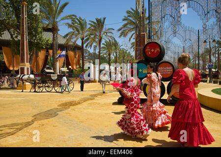 Frauen im Flamenco Kleider auf der Feria del Caballo, Jerez De La Frontera, Andalusien, Spanien Stockfoto