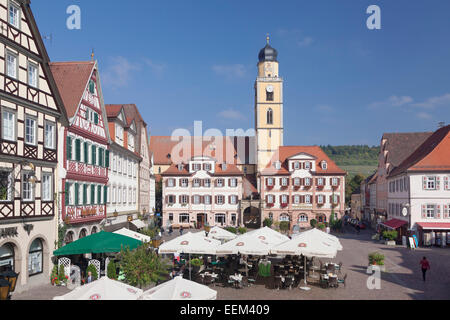 Marktplatz mit Doppelhäuser und Cathedral of St. John the Baptist, Bad Mergentheim, Baden-Württemberg, Deutschland Stockfoto