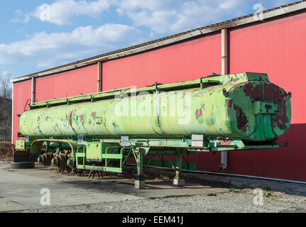 Demontiert, grüne Tank-LKW-Anhänger verlassen am Straßenrand Stockfoto