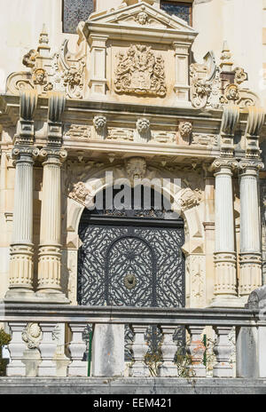 Wunderschöne Eingang im Renaissance-Stil des Schlosses Peles in Sinaia, Rumänien, architektonische Details Stockfoto