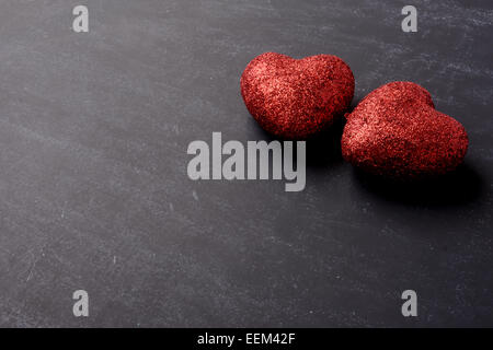 Rote Herzen auf einer Tafel für den Valentinstag Stockfoto