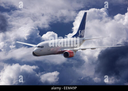 LN-RRR SAS Scandinavian Airlines Boeing 737-683 im Flug bei stürmischem Wetter Stockfoto