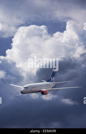 LN-RRR SAS Scandinavian Airlines Boeing 737-683 im Flug bei stürmischem Wetter Stockfoto