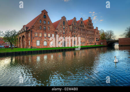 Ensemble von Backstein Giebelhäuser, ehemaliger Salzspeicher vom 16.-18.Jahrhundert, stadttrave Kanal an der Vorderseite, Lübeck Stockfoto