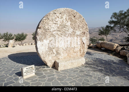 Runder Stein diente als die Tür des befestigten ehemaligen byzantinischen Klosters in der alten Stadt Faisaliyah Stockfoto