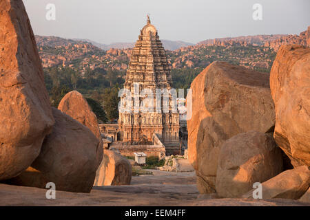Granitfelsen und Gopuram des Virupaksha-Tempel, Hampi, Karnataka, Indien Stockfoto