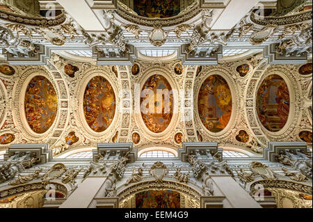 Stuck und Fresken im Kirchenschiff, barocke St.-Stephans Kathedrale, Passau, untere Bayern, Bayern, Deutschland Stockfoto