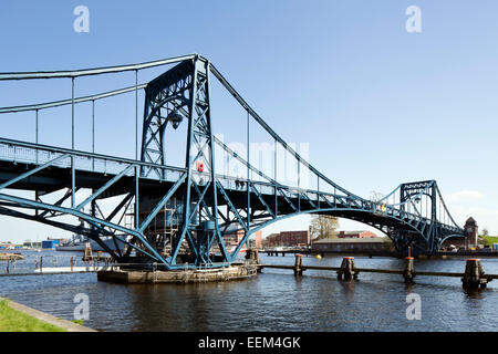 Kaiser-Wilhelm-Brücke, historische Drehbrücke aus dem Jahr 1907 im Hafen, Wilhelmshaven, Niedersachsen, Deutschland Stockfoto