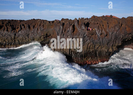 Riesige Surfen an der felsigen Küste von Los Hervideros, Vulkanlandschaft, Lanzarote, Kanarische Inseln, Spanien Stockfoto