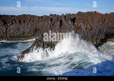 Riesige Surfen an der felsigen Küste von Los Hervideros, Vulkanlandschaft, Lanzarote, Kanarische Inseln, Spanien Stockfoto