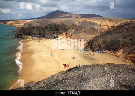 Badende am Strand von Papagayo, Playa de Papagayo, Park Monumento Natural de Los Ajaches natur park, Lanzarote Stockfoto