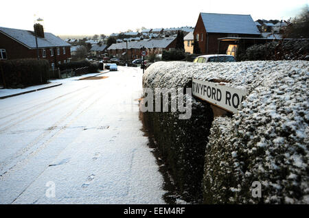 Brighton UK 20. Januar 2015 - Schnee fällt im Coldean Bereich der Brighton am frühen Morgen. Temperaturen waren nicht voraussichtlich weit über Null im Süden des Vereinigten Königreichs heute bekommen, aber der Schnee war nicht zu erwarten letzte lange. © Stockfoto