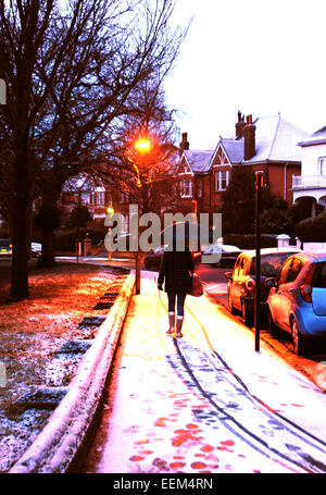 Brighton UK geht 20. Januar 2015 - eine Frau durch den Schnee im Queens Park Bereich der Brighton am frühen Morgen arbeiten. Stockfoto