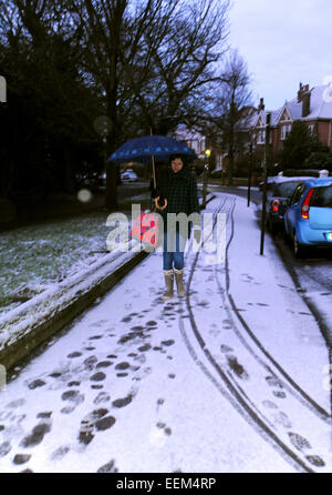 Brighton UK geht 20. Januar 2015 - eine Frau durch den Schnee im Queens Park Bereich der Brighton am frühen Morgen arbeiten. Stockfoto