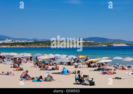 Menschen beim Sonnenbaden auf dem öffentlichen Strand. Didim, Provinz Aydin, Türkei. Stockfoto