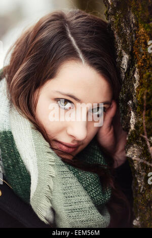 Nachdenkliche junge Frau trägt einen Schal, Porträt Stockfoto