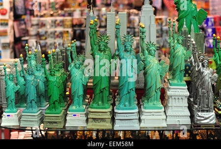 New York-Souvenirs, Statue of Liberty in verschiedenen Größen, New York, Vereinigte Staaten von Amerika Stockfoto