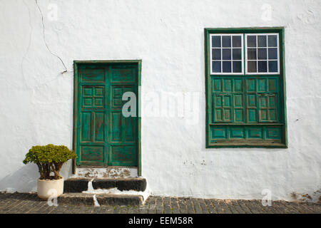 Eine typische alte weiße Haus, Teguise, Lanzarote, Kanarische Inseln, Spanien Stockfoto