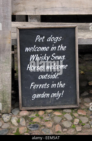 Ein Schild am Eingang zu den Bulls Head Pub in Mobberley in Cheshire in gesehen. Stockfoto