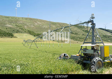 Zentrum-Pivot-Bewässerungs-System verwendet, um genaue Mengen von Wasser in eine dafür vorgesehene Feld Ort liefern durch Verschieben im Kreis Stockfoto