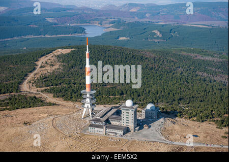 Luftbild, Brockenhotel, Fernmeldeturm und Brockenhaus, Brocken Berg, 1141,2 m über dem Meeresspiegel, Eckertalsperre oder Stockfoto