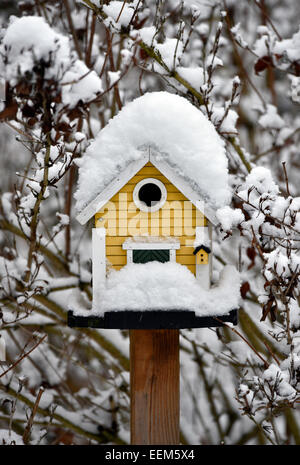 Verschneite Vogelhaus im winter Stockfoto