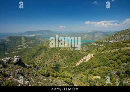 Embalse de Zahara im Naturpark Sierra de Grazalema, Andalusien, Spanien Stockfoto