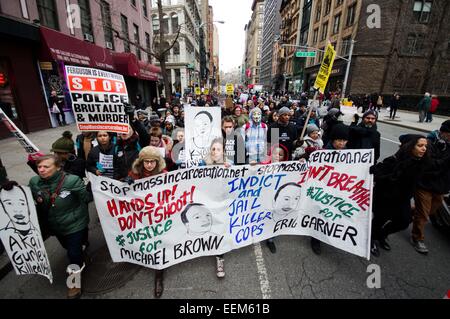 Demonstranten singen Sologans, wie sie hinunter Broadway Hunderte von Demonstranten in Harlem während Martin Luther King Jr. Day Demonstration versammelten sich in Malcolm X Blvd marschieren. und Central Park North für eine "Dream4Justice" März bei den Vereinten Nationen gefüllt Foley Quadrat in lower Manhattan und inszeniert ein sterben im Grand Central Terminal. Bildnachweis: Geovien So/Pacific Press/Alamy Live-Nachrichten Stockfoto