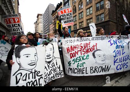 Demonstranten singen Sologans, wie sie hinunter Broadway Hunderte von Demonstranten in Harlem während Martin Luther King Jr. Day Demonstration versammelten sich in Malcolm X Blvd marschieren. und Central Park North für eine "Dream4Justice" März bei den Vereinten Nationen gefüllt Foley Quadrat in lower Manhattan und inszeniert ein sterben im Grand Central Terminal. Bildnachweis: Geovien So/Pacific Press/Alamy Live-Nachrichten Stockfoto