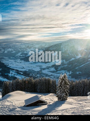 Hütte im Skigebiet mit Blick auf die Alpen, Brixen Im Thale, Tirol, Österreich Stockfoto