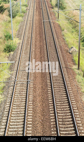 Gleise mit keine Züge auf einer elektrifizierten Transport-Route Stockfoto