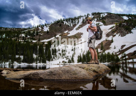 USA, Colorado, Indian Peaks Wilderness, Wanderer betrachten Stockfoto