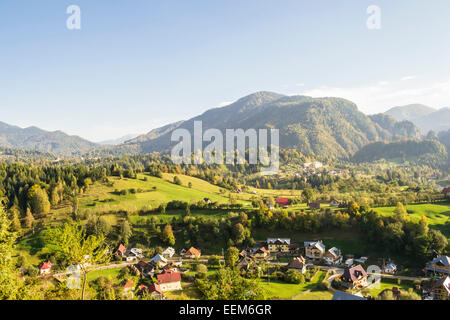 Alpine Landschaft mit Durchgang Straße zwischen zwei Bergketten Stockfoto