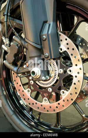 Vorderrad eines Motorrads mit einem modernen Bremssystem Stockfoto