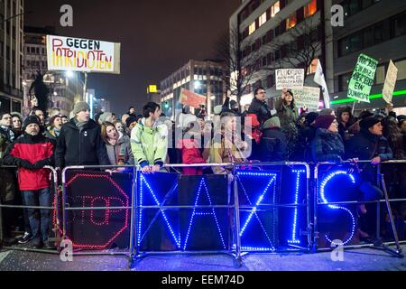 Düsseldorf, Deutschland. 19. Januar 2015. Gegner des Islam-kritischen "Duegida" Bewegung Protest mit einem leichten Banner eingeschrieben "Nazis stoppen" in Düsseldorf, 19. Januar 2015. Foto: Maja Hitij/Dpa/Alamy Live News Stockfoto