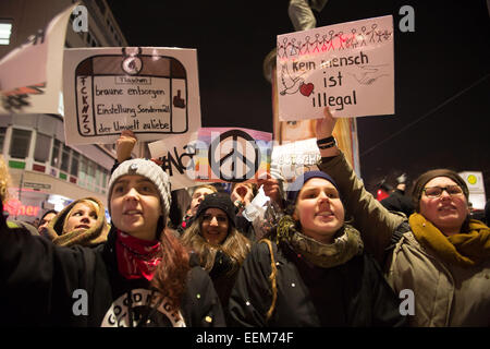 Düsseldorf, Deutschland. 19. Januar 2015. Gegner des Islam-kritischen "Duegida" Bewegung Protest mit einem Plakat eingeschrieben "Kein Mensch ist Illegal" (lit.) "Kein Mensch ist illegal") in Düsseldorf, 19. Januar 2015. Foto: Maja Hitij/Dpa/Alamy Live News Stockfoto