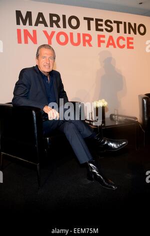 Berlin, Deutschland. 19. Januar 2015. Peruanische Modefotograf Mario Testino kümmert sich um die Eröffnung seiner Ausstellung "Mario Testino: In Your Face" bei der Mercedes Benz Fashion Week in Berlin. Am 19. Januar 2015. Bildnachweis: Dpa picture Alliance/Alamy Live News Stockfoto