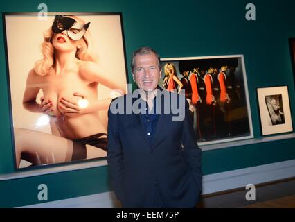 Berlin, Deutschland. 19. Januar 2015. Peruanische Modefotograf Mario Testino kümmert sich um die Eröffnung seiner Ausstellung "Mario Testino: In Your Face" bei der Mercedes Benz Fashion Week in Berlin. Am 19. Januar 2015. Bildnachweis: Dpa picture Alliance/Alamy Live News Stockfoto