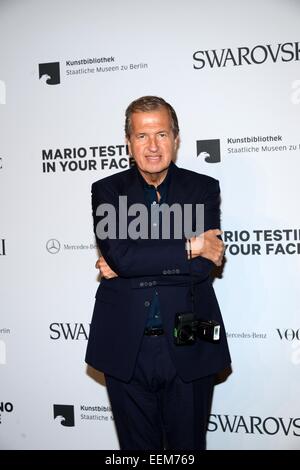 Berlin, Deutschland. 19. Januar 2015. Peruanische Modefotograf Mario Testino kümmert sich um die Eröffnung seiner Ausstellung "Mario Testino: In Your Face" bei der Mercedes Benz Fashion Week in Berlin. Am 19. Januar 2015. Bildnachweis: Dpa picture Alliance/Alamy Live News Stockfoto