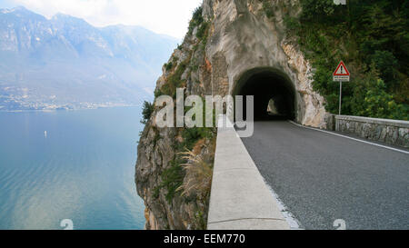 Italien, Gardasee, Straße in Berg-tunnel Stockfoto