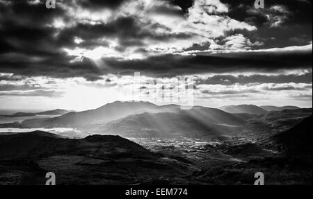 Irland, County Cork, Adrigole, Sonnenstrahlen piercing durch Wolken auf Dorf im Hochtal Stockfoto