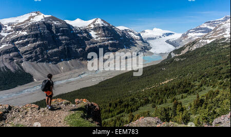 Kanada, Alberta, Banff Nationalpark, Saskatchewan Gletscher und Tal, Canadian Rockies, Wanderer betrachten vom Berg Stockfoto