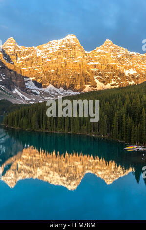 Kanada, Banff Nationalpark, Kanadische Rockies, Bergen reflektiert in ruhiger See bei Sonnenaufgang Stockfoto