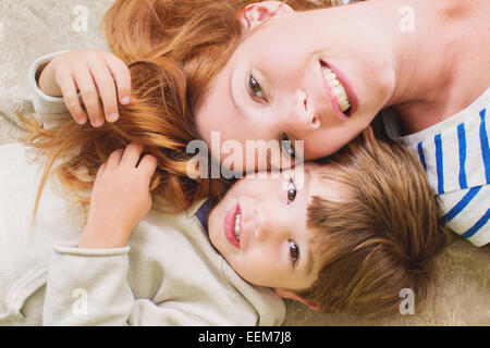 Blick von oben auf eine glückliche Mutter und einen Sohn, die auf dem Boden liegen Stockfoto