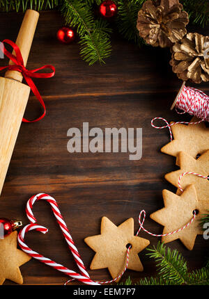 Weihnachtskekse, Zuckerwatte und Weihnachtsschmuck auf einem Holztisch Stockfoto