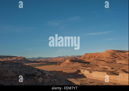 Marokko, Ait Benhaddou, Blick auf Hügel mit Ounila River Stockfoto