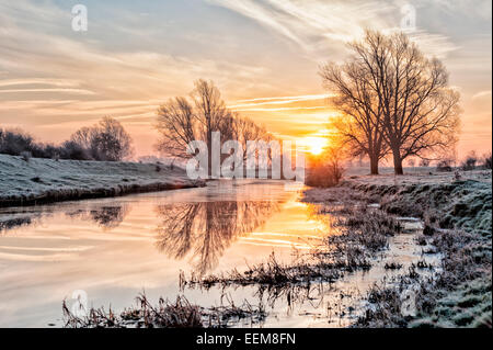 Willingham, in der Nähe von Cambridge UK.  20. Januar 2015. Die Sonne steigt an einem frostigen Morgen auf der Old West River in Cambridgeshire Fens Temperaturen um minus 4 Grad Celsius stürzen. Kalter Luft aus der Arktis hat Temperaturen mit einem weiteren Kälteeinbruch Prognose fallen verursacht.  Old West River ist Teil des Great Ouse River fließt aus den Midlands in East Anglia nach King's Lynn und die Wash  Kredit Julian Eales/Alamy Live-Nachrichten Stockfoto