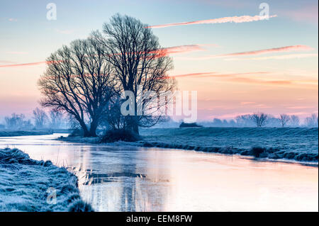 Willingham, in der Nähe von Cambridge UK.  20. Januar 2015. Die Sonne steigt an einem frostigen Morgen auf der Old West River in Cambridgeshire Fens Temperaturen um minus 4 Grad Celsius stürzen. Kalter Luft aus der Arktis hat Temperaturen mit einem weiteren Kälteeinbruch Prognose fallen verursacht.  Old West River ist Teil des Great Ouse River fließt aus den Midlands in East Anglia nach King's Lynn und die Wash  Kredit Julian Eales/Alamy Live-Nachrichten Stockfoto